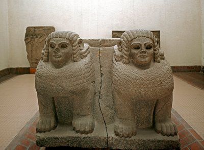 Neo-Hettitische kunst: basis van een basaltzuil versierd met een sfinx. Van de site van Samal. 8e eeuw v.Chr. Istanbul Archeologisch Museum door Neo Hittite