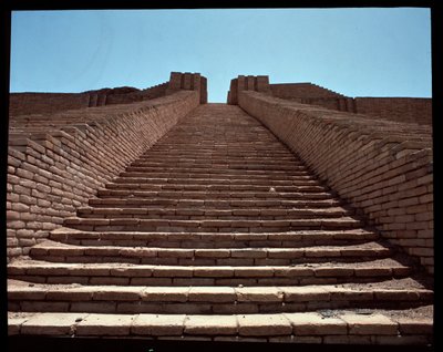 Zicht op de trap van de gereconstrueerde ziggurat, 2050 v.Chr. door Neo Sumerian
