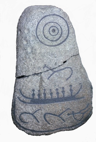 Een schip tekent op een Runensteen, een fresco uit de Neolithische periode. Nationaal Museum van Kopenhagen. Denemarken. door Neolithic Neolithic