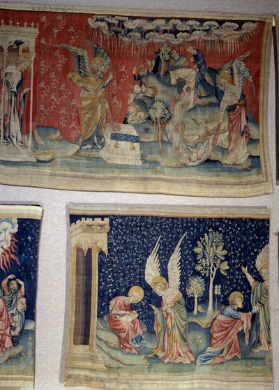 Hanging of Revelation (1373-1383), nr. 61: de vijfde engel goot zijn fles op de troon van het Beest, de zesde leegde op de Eufraat. Hieronder, nr. 70, de dienstgenoot dicteert aan Sint Jan en adviseert hem God te aanbidden en niet hem. Wandtapijt door Nico door Nicolas Bataille