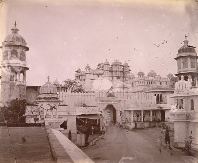 Uitzicht op het Stads Paleis, met toegangspoort op de voorgrond, Udaipur door O.S. Baudesson