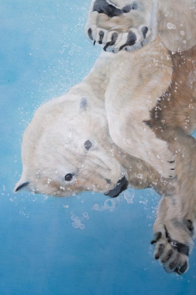 Ijsbeer ballet, detail, 2012 (acryl op glasvezel gebeeldhouwd ei) door Odile Kidd