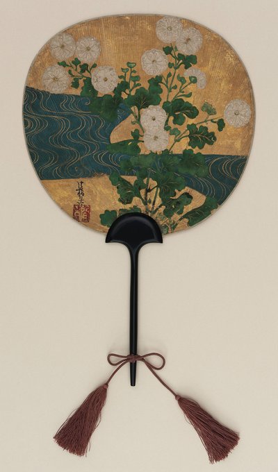 Waaier; aan de ene kant Narihira en de pelgrim; aan de andere kant chrysanten en een beek, Edo-periode, eind 17e - begin 18e eeuw door Ogata Korin