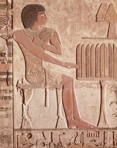 Reliëf met de overledene zittend voor een offertafel met brood door Old Kingdom Egyptian