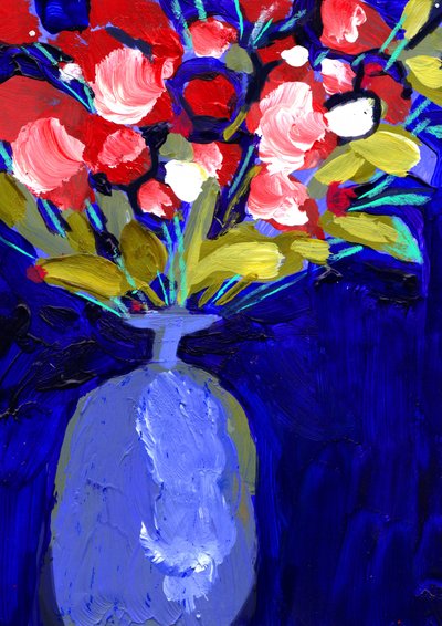 Levendige rode bloemen in een blauwe vaas door Olga Skomorokhova
