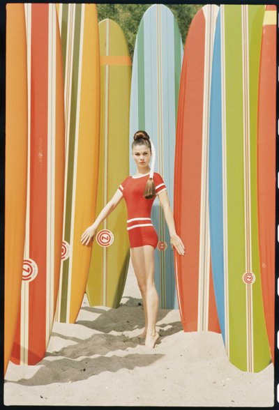 Actrice Wende Wagner met surfplanken op het strand in Malibu door Orlando Suero