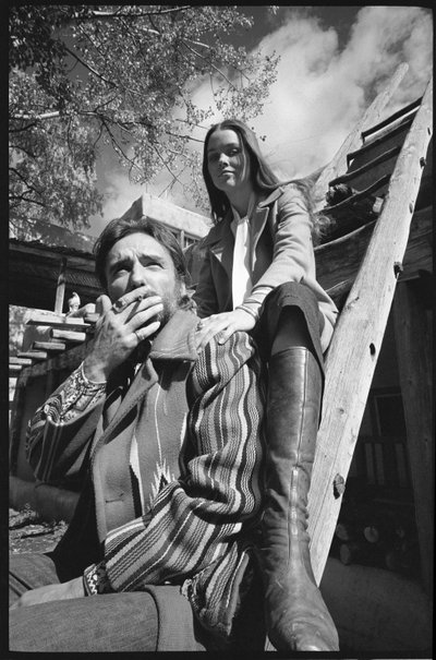 Dennis Hopper en zijn vrouw Michelle Phillips op een ladder in New Mexico door Orlando Suero