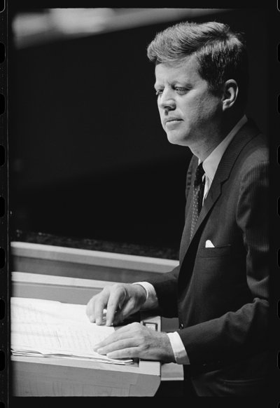 John F. Kennedy spreekt de VN toe door Orlando Suero