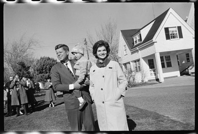 John F. Kennedy met Jackie Kennedy en dochter, Caroline door Orlando Suero