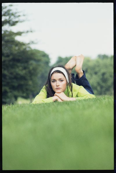 Margot Kidder op het gras door Orlando Suero