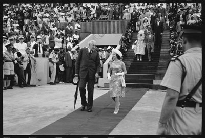 Prinses Margaret en premier Bustamante vieren de onafhankelijkheid van Jamaica 1962 (zwart-wit foto) door Orlando Suero