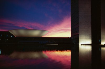 Drie Machten Plein en Nationaal Congres (Congresso Nacional) bij zonsondergang door Oscar Niemeyer