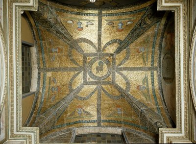Mozaïeken uit de 5e eeuw, in het midden het lam. Gewelf van de kapel van Sint-Jan de Evangelist binnen het paleochristelijke baptisterium van San Giovanni in Laterano door Paleo Christian