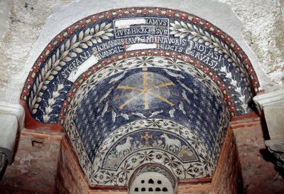 Paleochristelijke kunst: het monogram van Christus is omgeven door symbolen van de Heilige Drie-eenheid door Paleo Christian