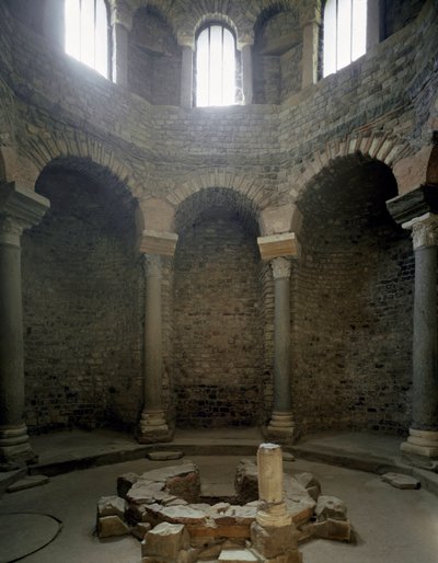 Paleochristelijke kunst: uitzicht op het interieur van de doopkapel, 5e eeuw. Frejus (Var) door Paleo Christian