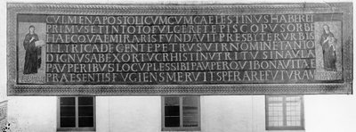 Zeven hexameters geflankeerd door twee figuren, een die de Kerk van de Joden (ex-circumcisione) en de andere de Kerk van de Heidenen (ex-gentibus) vertegenwoordigt door Paleo Christian