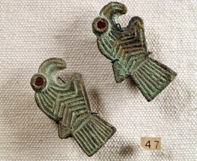 Christelijke oudheid: bronzen fibulae ingelegd met granaat in de vorm van adelaarskoppen. Nationaal Archeologisch Museum, Saint Germain en Laye door Paleo Christian Paleo Christian