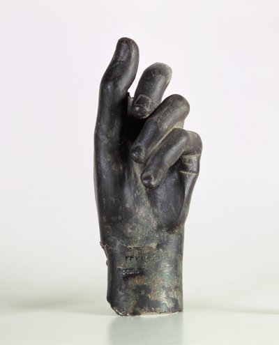 Fragment van een hand, mogelijk van een boogschutter, uit Shami, Malamir, Iran door Parthian School