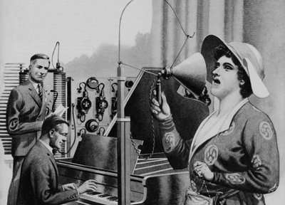 Nellie Melba treedt op voor de radio (litho) door Pat (1907-95) Nicolle