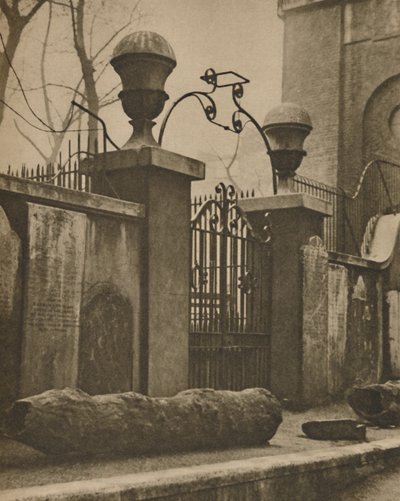 Iepstammen voor leidingbuizen opgegraven bij St. Annes, Soho, ca. 1935 door Paterson