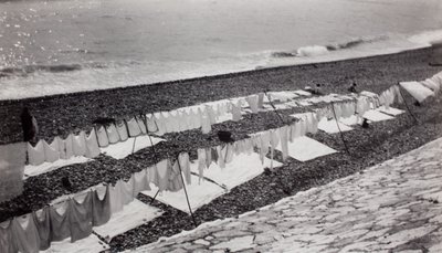 Was drogen op het strand, Nice door Paul Nash