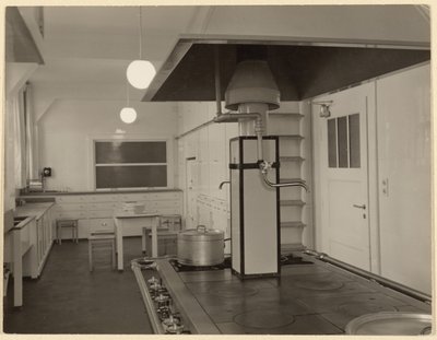 [Lege keuken]. door Paul Wolff