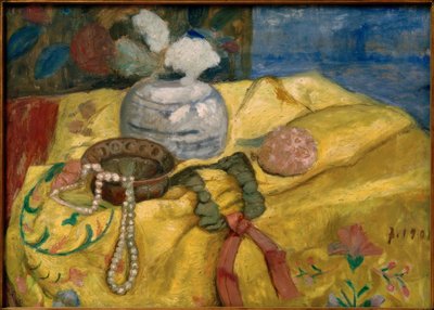 Stilleven met gele doek en gemberpot met bloemen door Paula Modersohn Becker