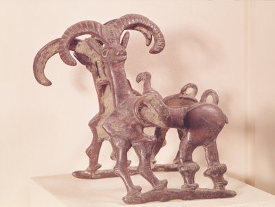 Paardenbitten versierd met twee steenbokken, uit Lorestan, Iran, 8e-7e eeuw v.Chr. door Period Neo Elamite