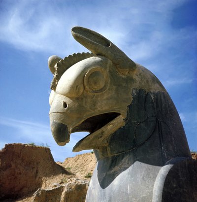 Een griffioen, legendarisch wezen half adelaar, half leeuw. Zuil van de Apadana, grote rechtszaal, bekroond door deze kapitelen, paleis van Darius I, Persepolis, Iran. door Persian School