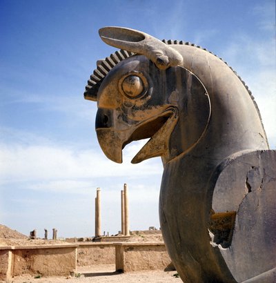 Een griffioen, legendarisch wezen half adelaar, half leeuw. Zuil van de Apadana, grote rechtszaal, bekroond door deze kapitelen, paleis van Darius I, Persepolis, Iran. door Persian School