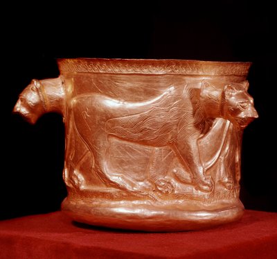 Perzische kunst: gouden beker versierd met drie leeuwen door Persian School