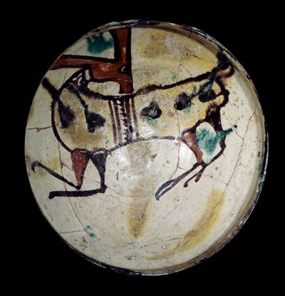 Perzische kunst: terracotta beker met een steenbok. Uit Nichapour door Persian School