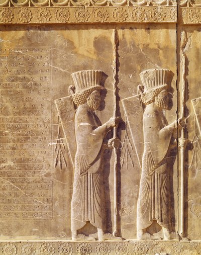 Reliëf met twee boogschutters en een oude Perzische inscriptie, van de trap van het Paleis van Darius, Achaemenidische Periode, 6e-5e eeuw v.Chr. door Persian School