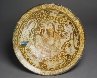 Steenpasta schaal versierd in gouden glans, uit Kashan, Iran, vroege 13e eeuw door Persian School