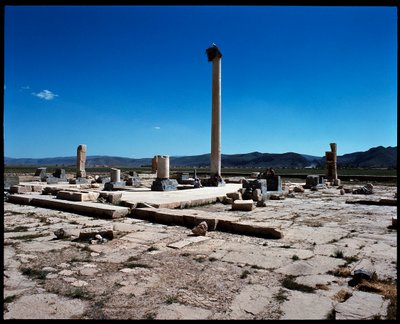 Uitzicht op de overblijfselen van het eerste koninklijke paleis, gebouwd onder Cyrus door Persian School