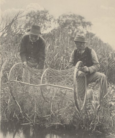 Het opzetten van een boegnet,1886 (foto) door Peter Henry Emerson