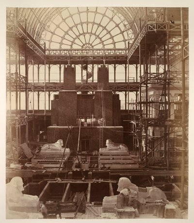 Voorbereidingen voor de oprichting van de Kolossen van Abu Simbel, Crystal Palace, uit 