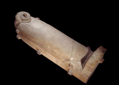 Fenicië: sarcofaag met een menselijk hoofd in wit marmer uit Tripoli, Libanon door Phoenician Phoenician
