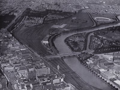 Melbourne: Een luchtfoto van de Jolimont Spooryards en de Yarra Rivier, met een klein deel van de stad en Richmond in de verte door Photographer Australian