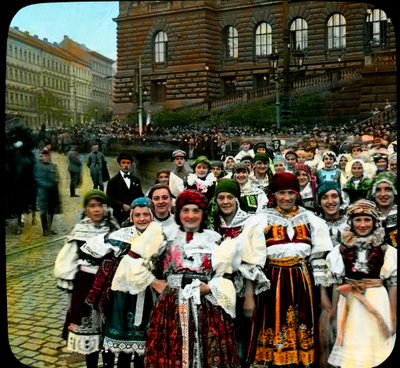 Jonge vrouwen in nationale kostuums, Wenceslas Square, Praag, Tsjechoslowakije, ca. 1921 door Photographer Czech