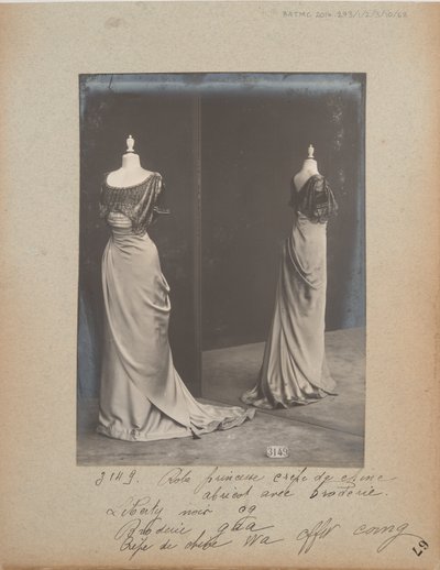 Albumblad: House of Worth, Baljurk door Photographer French