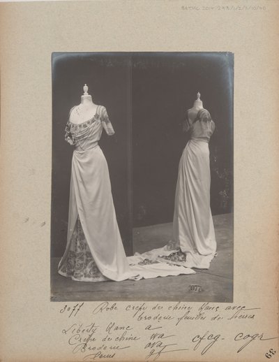 Albumblad: House of Worth, Baljurk door Photographer French