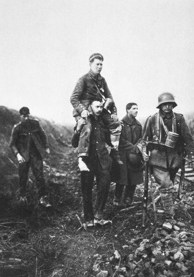 Een Duitse infanteriesoldaat met een gewonde been wordt van het slagveld gedragen door Engelse krijgsgevangenen door Photographer German