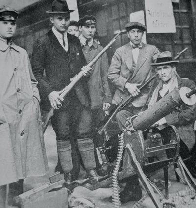 Een groep opstandelingen bezet het treinstation van München door Photographer German