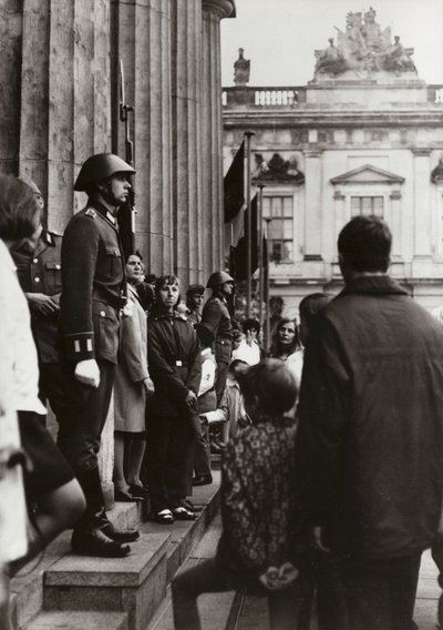 Bij het monument voor de slachtoffers van fascisme en militarisme eren soldaten van het Nationale Volksleger de pioniers van vrede en socialisme door Photographer German