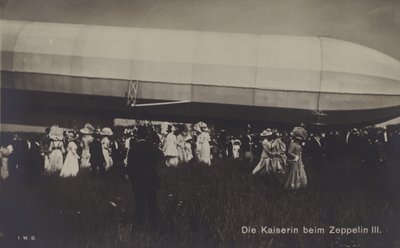Keizerin Victoria Augusta van Duitsland met Zeppelin LZ III door Photographer German