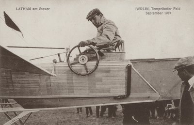 Franse vliegenier Hubert Latham aan de besturing van zijn vliegtuig, Tempelhof vliegveld, Berlijn, september 1909 door Photographer German
