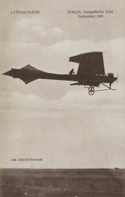 Franse vliegenier Hubert Latham vliegt over vliegveld Tempelhof, Berlijn, september 1909 door Photographer German