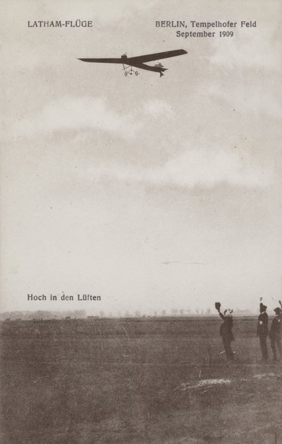 Franse vliegenier Hubert Latham vliegt over het Tempelhof vliegveld, Berlijn, september 1909 door Photographer German