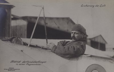 Franse vliegenier Louis Bleriot, de eerste die het Kanaal overvloog, in zijn eenvleugelvliegtuig door Photographer German